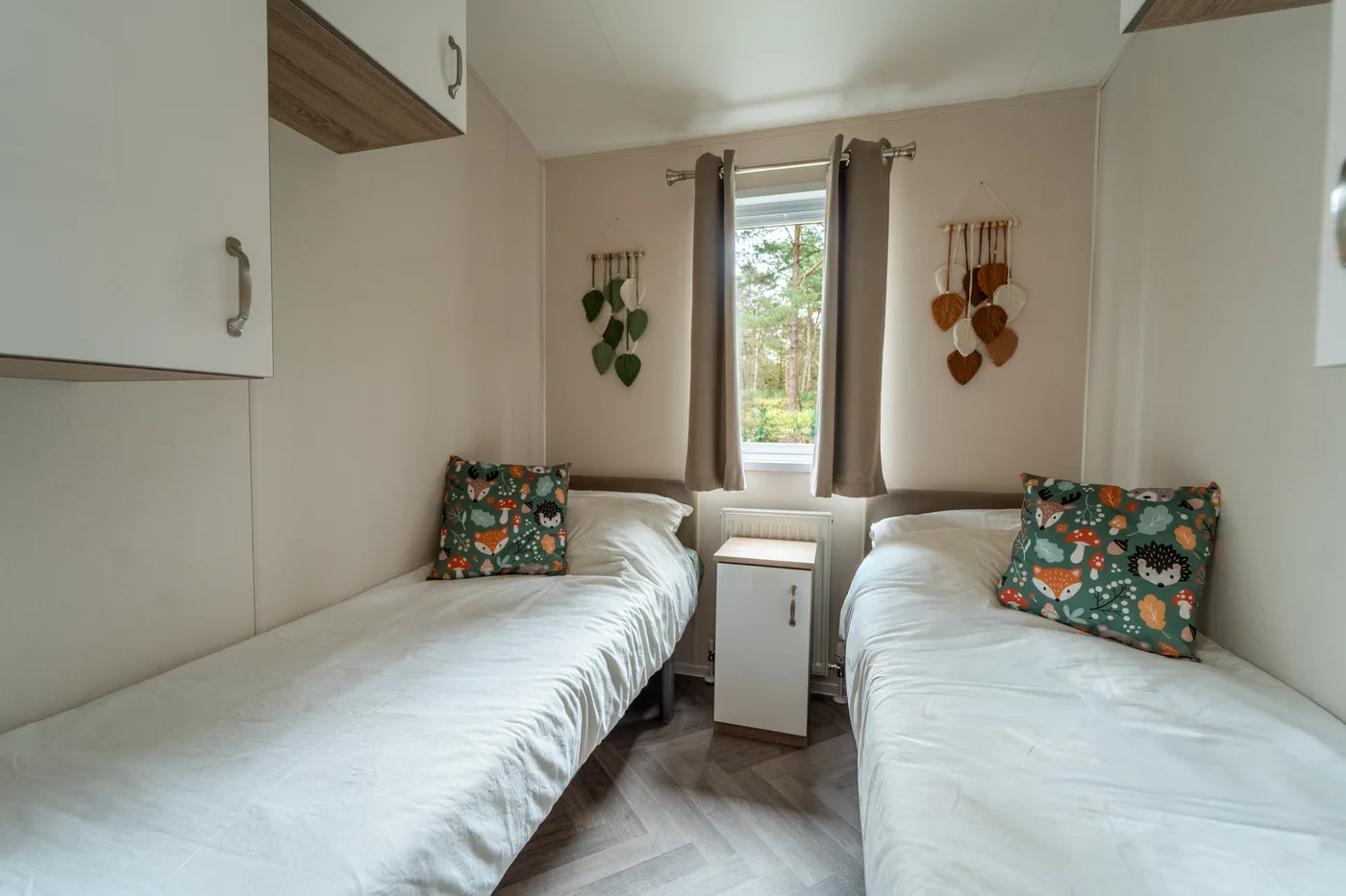 Slaapkamer met twee eenpersoonsbedden